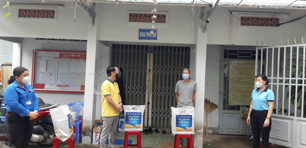 Hội LHPN Q.12 trao qu&agrave; từ chương tr&igrave;nh cho người d&acirc;n kh&oacute; khăn. 