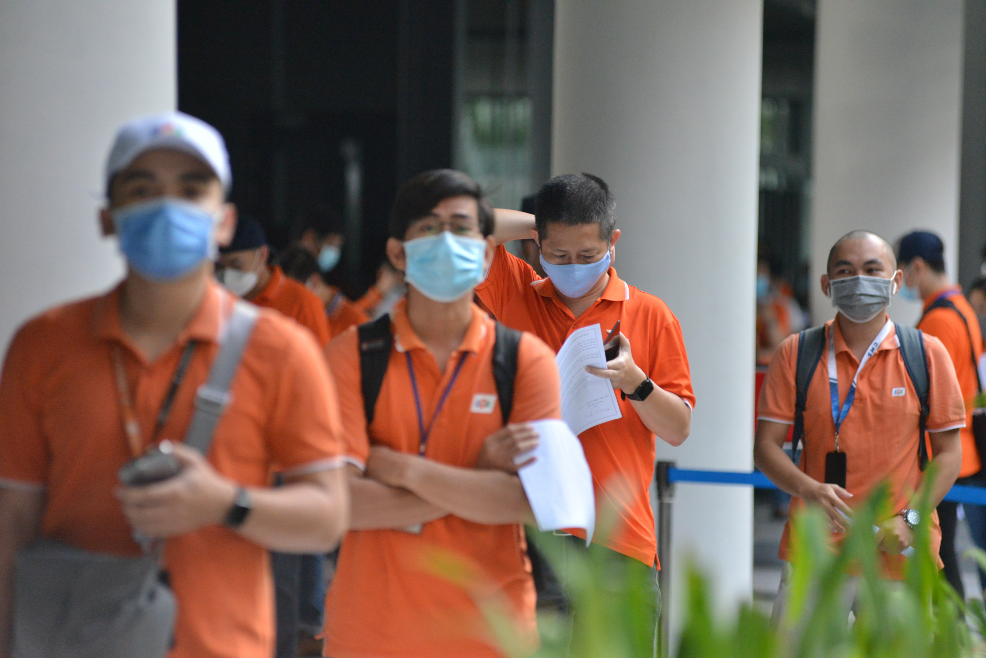 Chờ ti&ecirc;m vắc xin ph&ograve;ng COVID-19 tại TPHCM. Ảnh: Hiếu Nguyễn