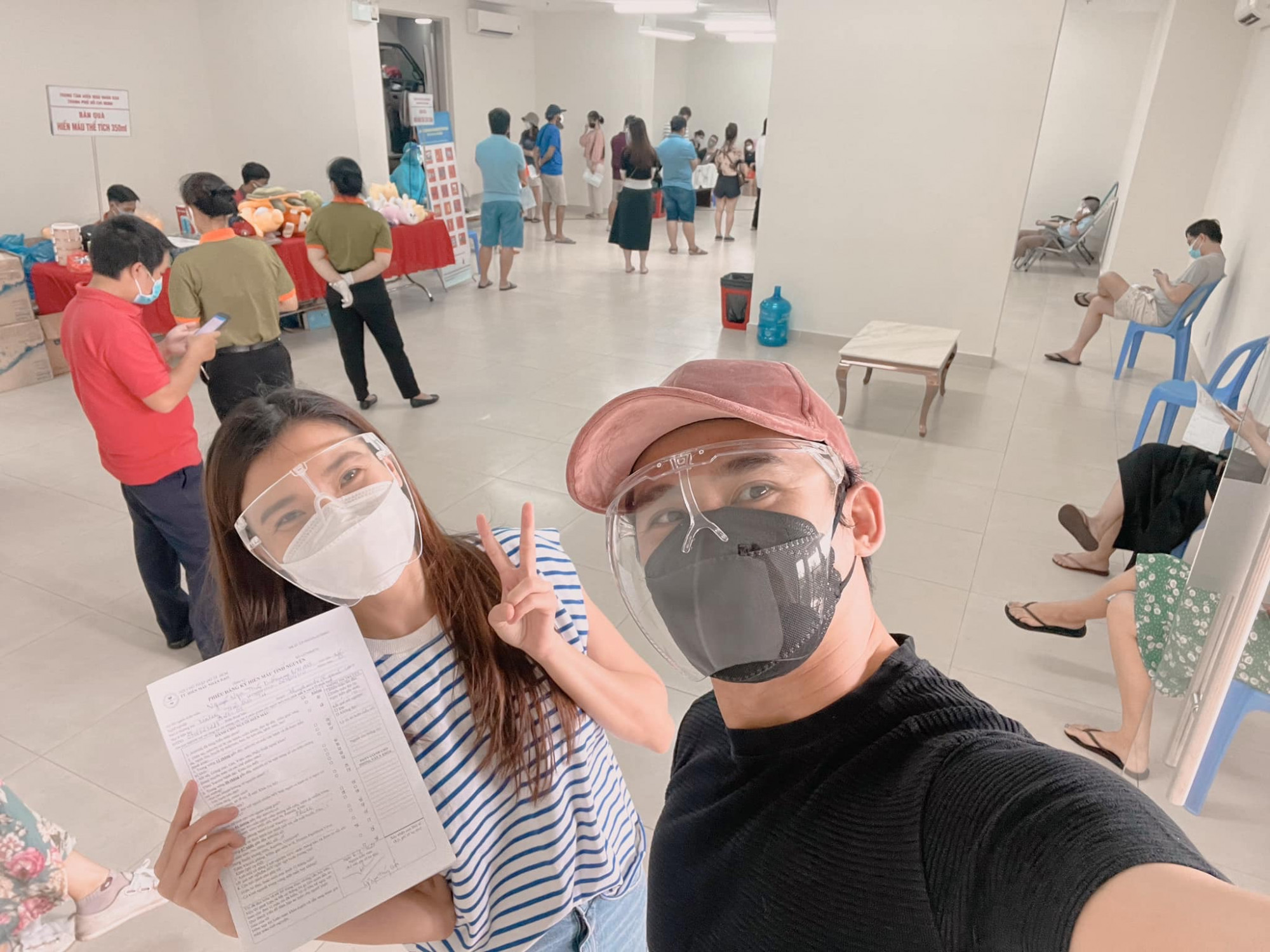 Vợ chồng Thu&yacute; Diễm - Lương Thế Th&agrave;nh &ldquo;check in&rdquo; tại nơi hiến m&aacute;u.