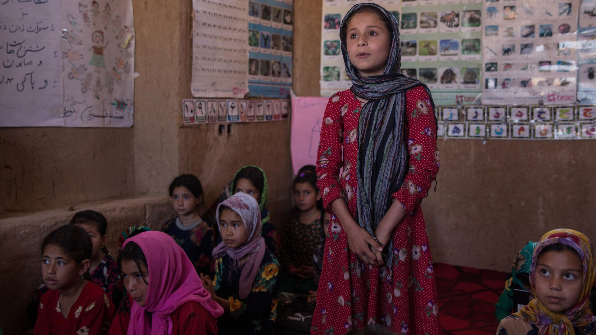 Tương lại m&ugrave; mịt của phụ nữ v&agrave; trẻ em g&aacute;i Afghanistan dau khi Taliban nắm quyền kiểm so&aacute;t Kabul
