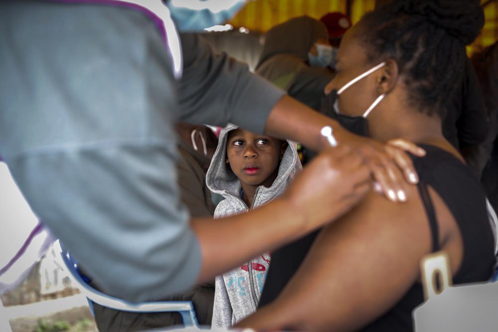 Những ng&agrave;y qua, nhiều người d&acirc;n Uganda đang t&igrave;m kiếm liều vắc xin đầu ti&ecirc;n khi l&agrave;n s&oacute;ng nhiễm tr&ugrave;ng l&acirc;y lan ch&oacute;ng mặt do biến thể Delta g&acirc;y ra. 