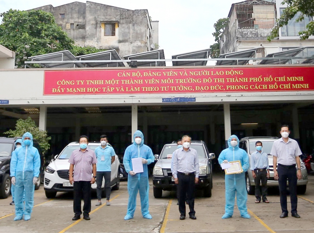 Trao qu&agrave; cho đội phản ứng nhanh
