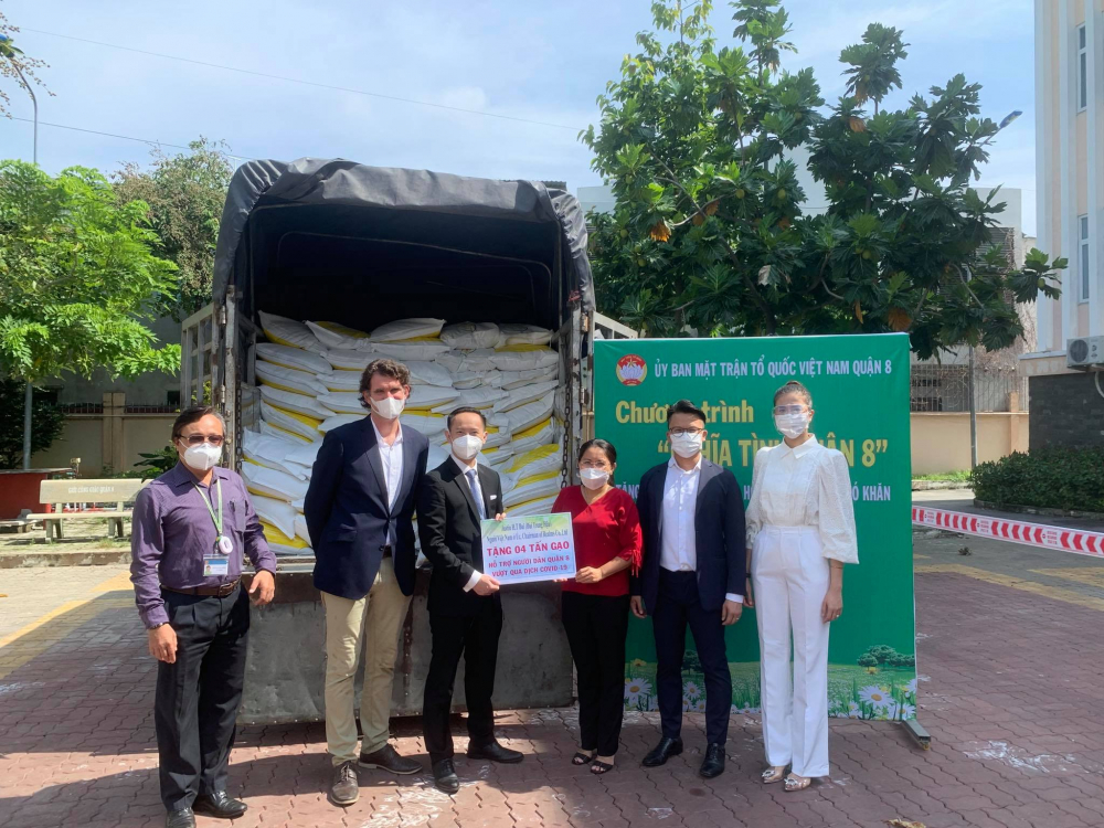 &ocirc;ng Justin H.T. B&ugrave;i đ&atilde; c&ugrave;ng nh&oacute;m bạn hiện đang ở Nhật Bản, Hoa K&yacute;, &Uacute;c ủng hộ 4 tấn gạo cho Ủy ban Mặt trận Tổ quốc Việt Nam quận 8.