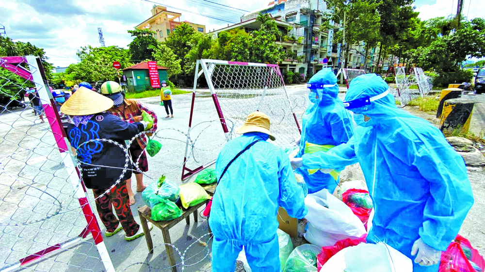 Người lao động tự do ở TP.HCM đã mất việc suốt nhiều tháng qua nên sống chủ yếu bằng thực phẩm do chính quyền và mạnh thường quân cứu trợ ẢNH: SƠN VINH