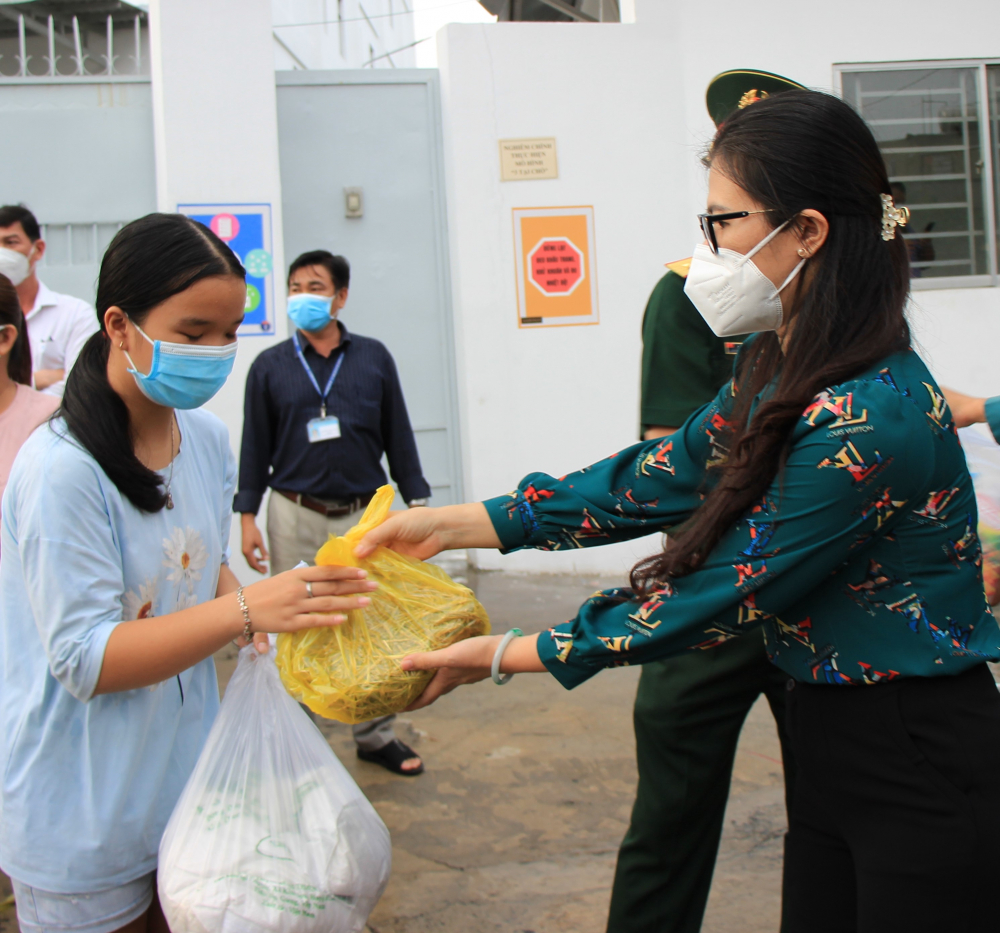 Chương tr&igrave;nh dự kiến trao hơn 533.000 phần qu&agrave; gồm c&aacute;c mặt h&agrave;ng lương thực, thực phẩm cần thiết gi&uacute;p đảm bảo bữa cơm của người d&acirc;n TP trong những ng&agrave;y gi&atilde;n c&aacute;ch x&atilde; hội.