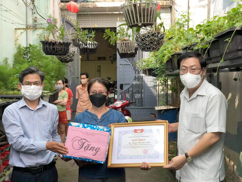 Bên cạnh thăm hỏi, trong ngày 16/8, Ủy ban Mặt trận Tổ quốc TP.Thủ Đức cũng biểu dương chị Phạm Thị Thủy Tiên về những đóng góp thiết thực vì người lao động trong thời gian dịch bệnh