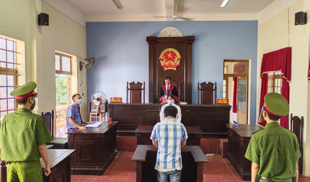 Duy bị ph&aacute;p luật trừng trị v&igrave; h&agrave;nh vi đ&aacute;nh lực lượng chốt COVID-19