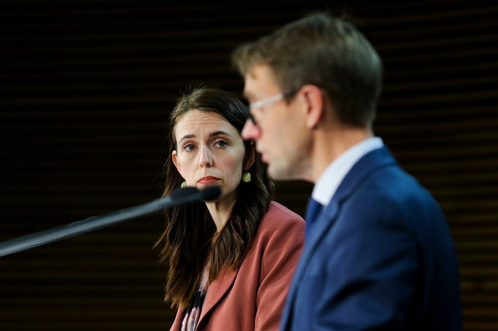 Thủ tướng Jacinda Ardern (tr&aacute;i) tại cuộc họp b&aacute;o ng&agrave;y 17/8 ở Wellington, New Zealand - Ảnh: Bloomberg/Getty Images