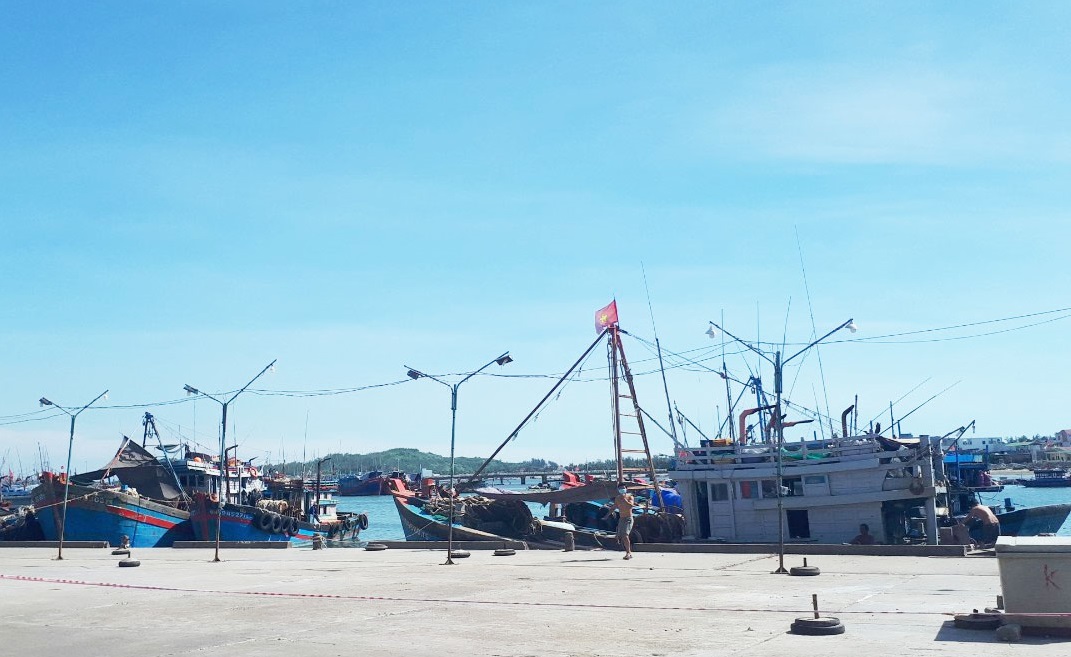 Hơn 300 ngư d&acirc;n ở cang  