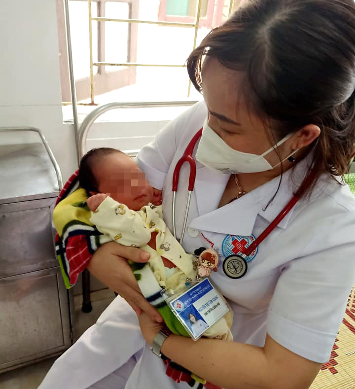Sau nhiều ng&agrave;y được cấp cứu v&agrave; chăm s&oacute;c, b&eacute; g&aacute;i đ&atilde; ổn định sức khoẻ, b&uacute; tốt