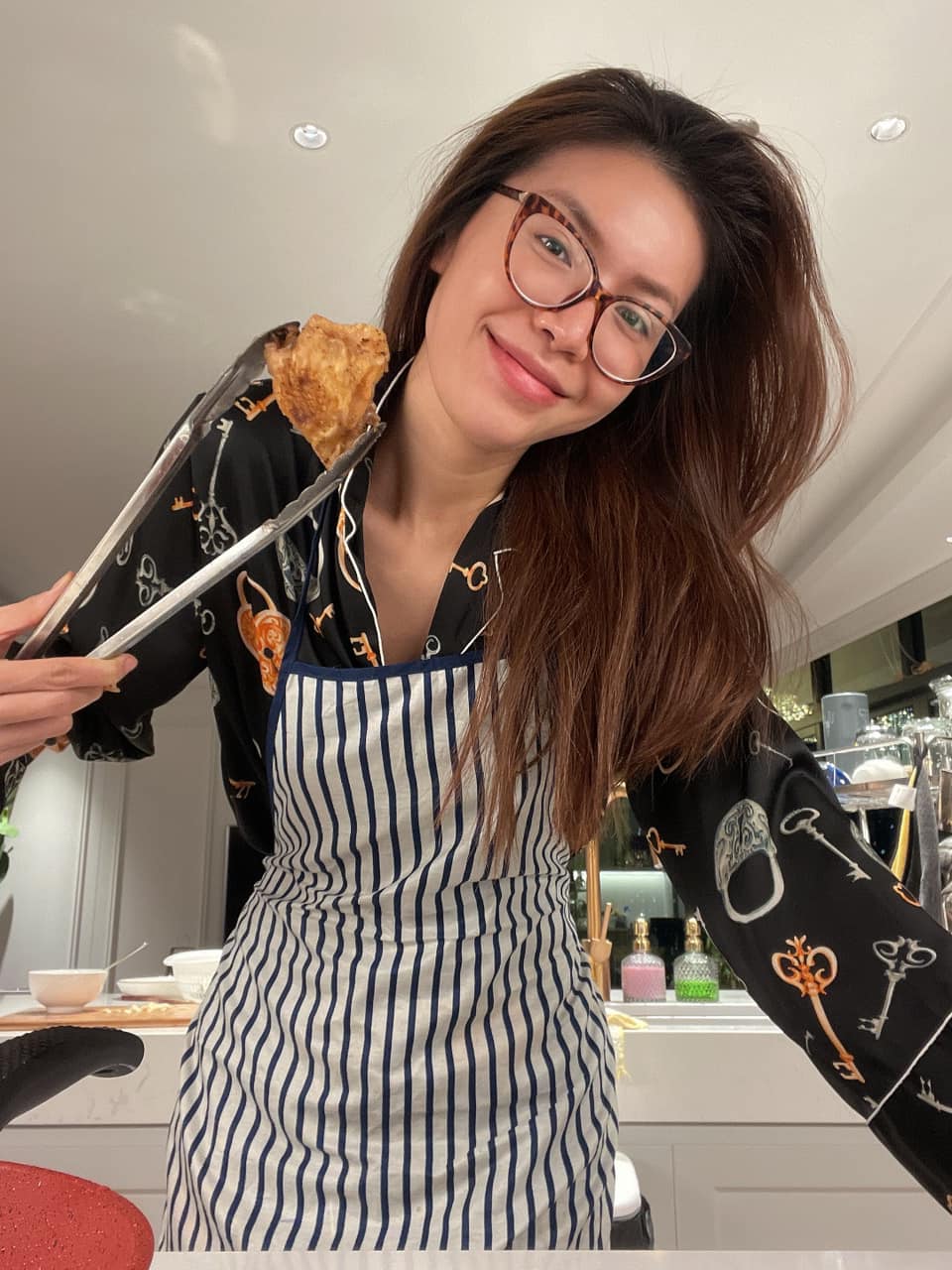 Minh T&uacute; h&agrave;i hước khoe m&oacute;n ăn vừa thực hiện