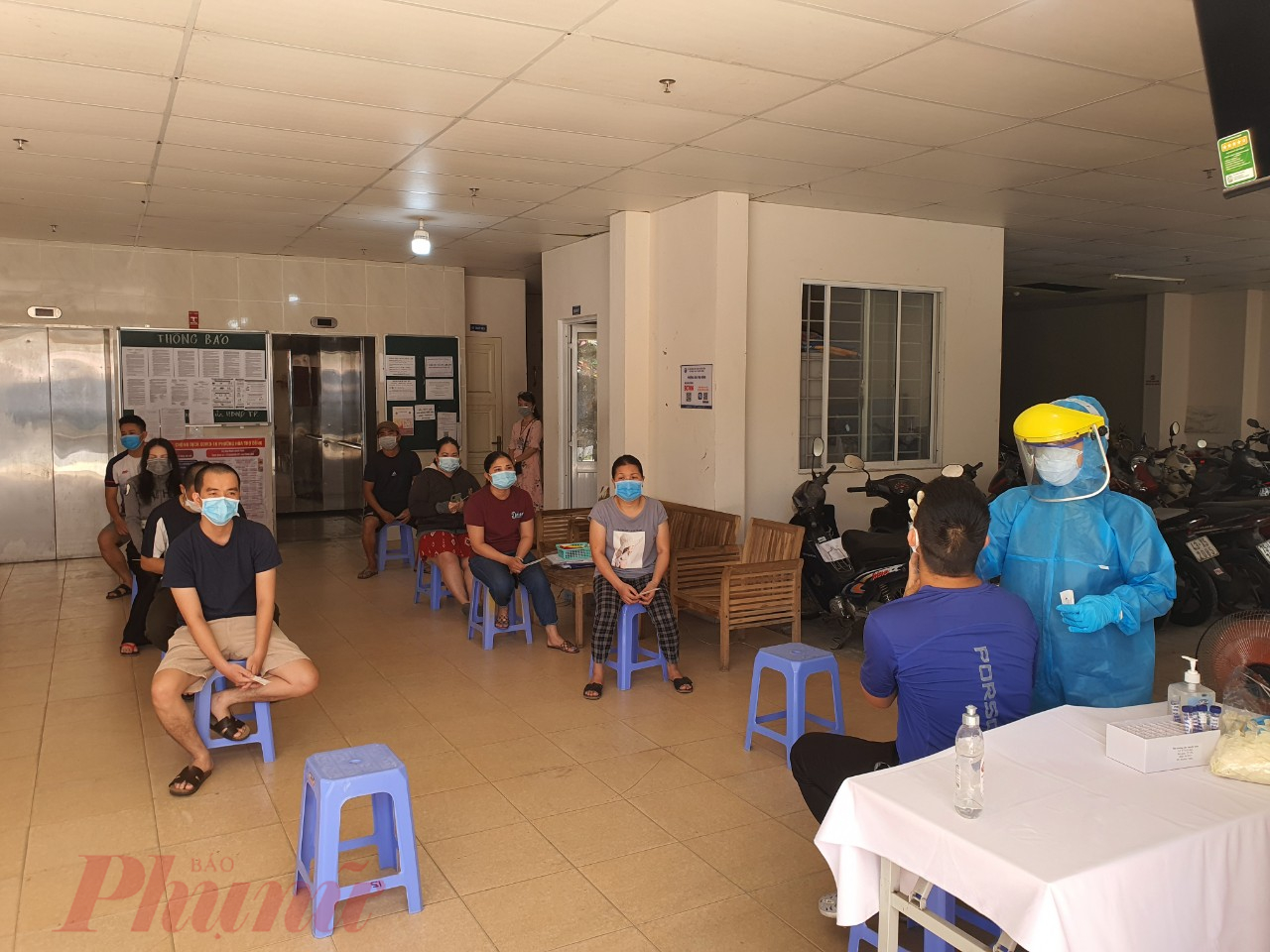 Nh&acirc;n vi&ecirc;n y tế đang lấy mẫu x&eacute;t nghiệm cho cư d&acirc;n chung cư CT02-Phong Bắc, P.H&ograve;a Thọ Đ&ocirc;ng, Q.Cẩm Lệ, Đ&agrave; Nẵng