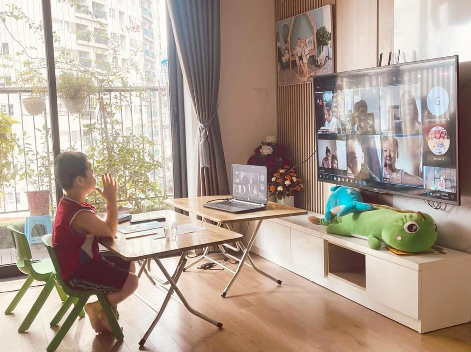 Kh&ocirc;ng phải gia đ&igrave;nh n&agrave;o cũng c&oacute; điều kiện đảm bảo cho con em m&igrave;nh học trực tuyến. (Trong ảnh: Học sinh tiểu học tại H&agrave; Nội học online  tại nh&agrave;) - ẢNH: ĐẠI MINH