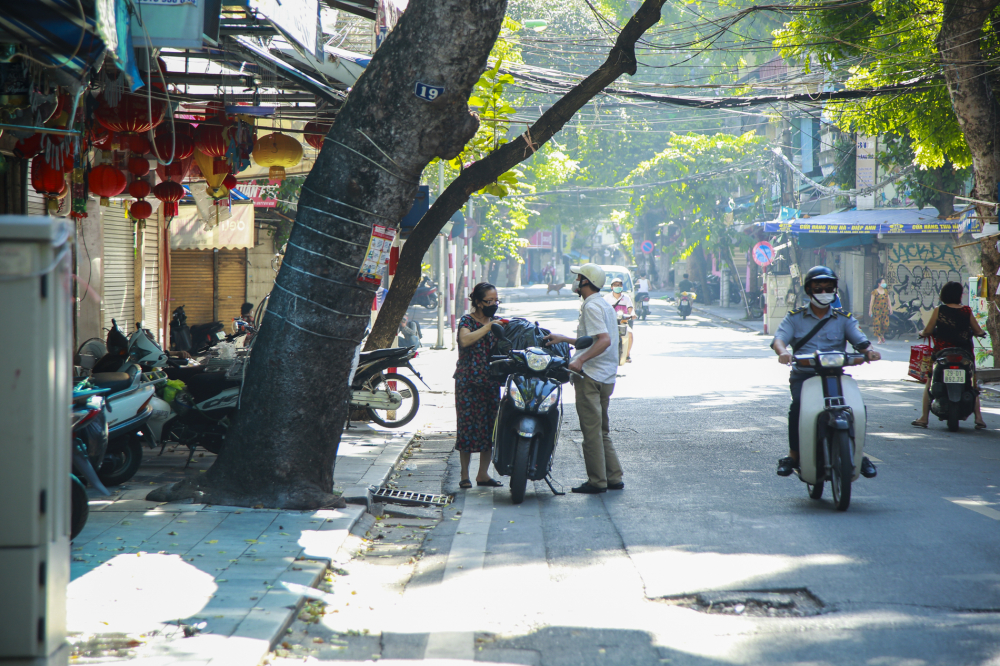 Được biết, c&aacute;c loại quần &aacute;o, tiền v&agrave;ng... vẫn giữ nguy&ecirc;n gi&aacute; so với năm trước (một bộ quần &aacute;o c&oacute; gi&aacute; từ 60.000-100.000 đồng).Những đồ cao cấp đắt tiền như biệt thự cao tầng, &ocirc; t&ocirc;, c&aacute;c loại xe tay ga, ti vi, tủ lạnh, điện thoại Iphone 7S&hellip; gi&aacute; b&aacute;n cũng kh&ocirc;ng thay đổi nhiều. Nhiều tiền nhất vẫn l&agrave; những mặt h&agrave;ng như: xe m&aacute;y tay ga gi&aacute; trung b&igrave;nh từ 80 &ndash; 150 ngh&igrave;n đồng/xe, &ocirc; t&ocirc; hạng sang c&oacute; gi&aacute; từ 150 &ndash; 200 ngh&igrave;n đồng; nh&agrave; lầu biệt thự cho người c&otilde;i &acirc;m c&oacute; gi&aacute; từ 100 &ndash; 300 ngh&igrave;n đồng t&ugrave;y v&agrave;o kiểu d&aacute;ng, k&iacute;ch cỡ