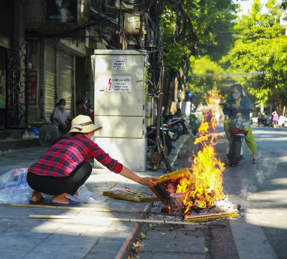 Tr&ecirc;n một số tuyến phố ở H&agrave; Nội đang bắt đầu xuất hiện người d&acirc;n đốt v&agrave;ng m&atilde;.