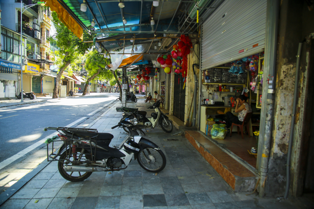 Bởi v&igrave; v&agrave;ng m&atilde; kh&ocirc;ng phải l&agrave; mặt h&agrave;ng thiết yếu, n&ecirc;n c&aacute;c cửa h&agrave;ng ở đ&acirc;y được y&ecirc;u cầu đ&oacute;ng cửa. Tuy nhi&ecirc;n, 1 số cửa h&agrave;ng kinh doanh đang t&igrave;m c&aacute;ch &ldquo;đối ph&oacute;&rdquo;, vẫn mở h&eacute; cửa b&aacute;n h&agrave;ng cho những người c&oacute; nhu cầu.