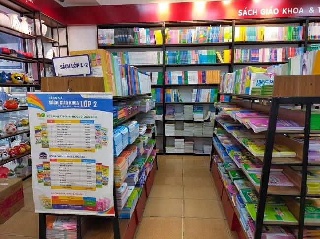 Nhiều phụ huynh kh&oacute; khăn khi mua SGK lớp 2 v&agrave; lớp 6