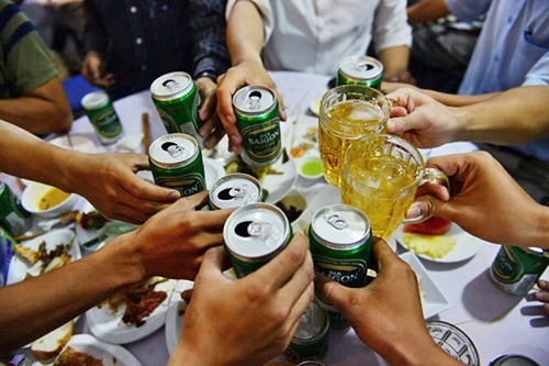 7 người tổ chức ăn nhậu m&ugrave;a dịch bị phạt 105 triệu đồng. Ảnh minh họa.