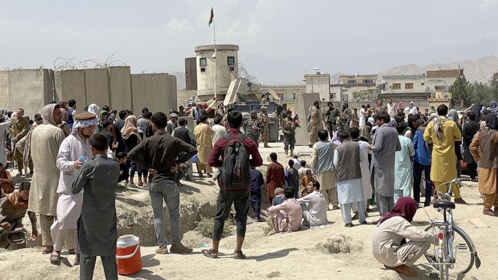 Người Afghanistan tập trung b&ecirc;n ngo&agrave;i s&acirc;n bay quốc tế Hamid Karzai để chạy khỏi đất nước v&agrave;o ng&agrave;y 17/8 sau khi Taliban gi&agrave;nh quyền kiểm so&aacute;t Kabul. Ảnh: Shutterstock