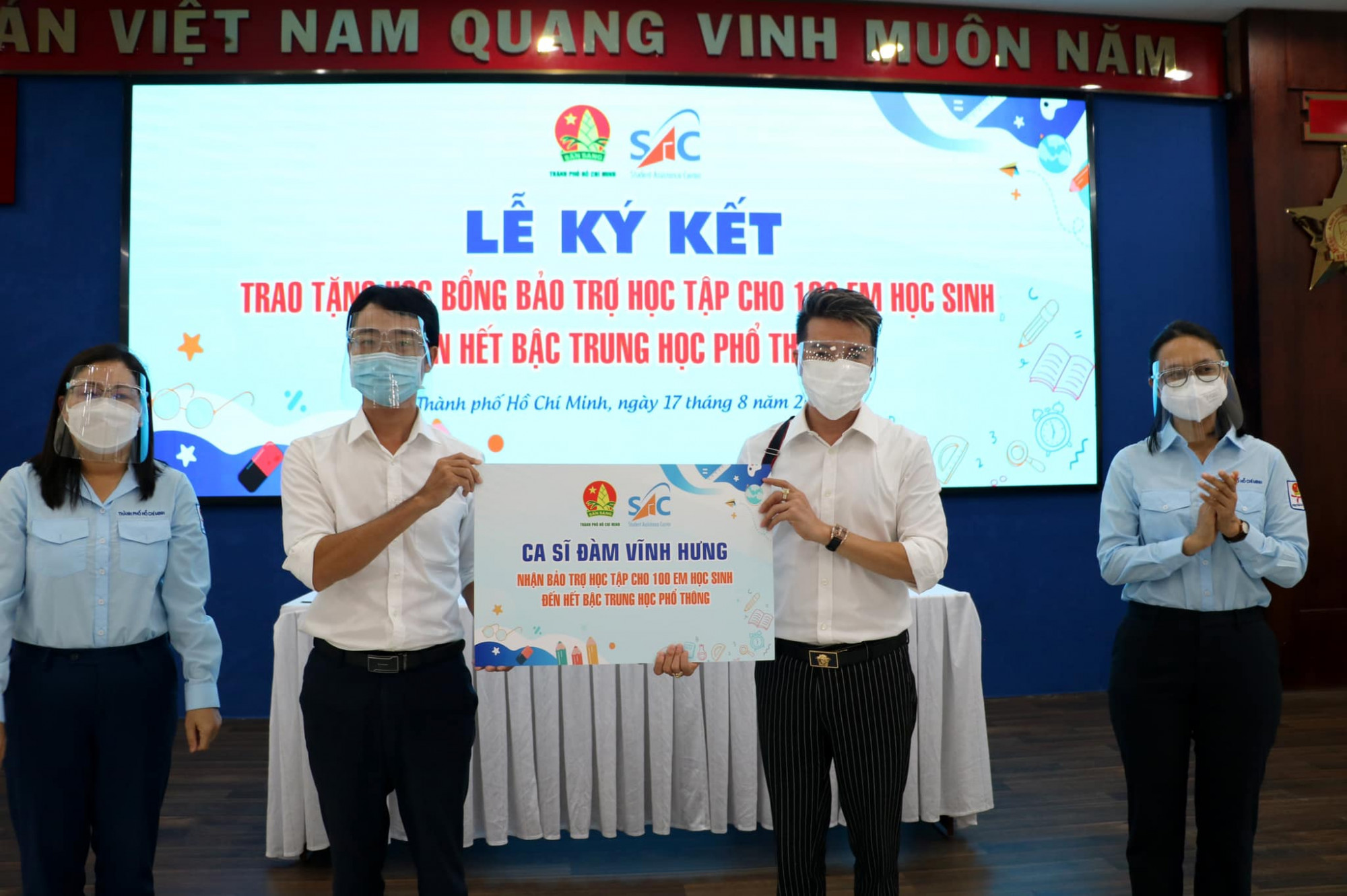 CS Đ&agrave;m Vĩnh Hưng trong buổi k&yacute; kết hỗ trợ 100 em học sinh học hết lớp 12