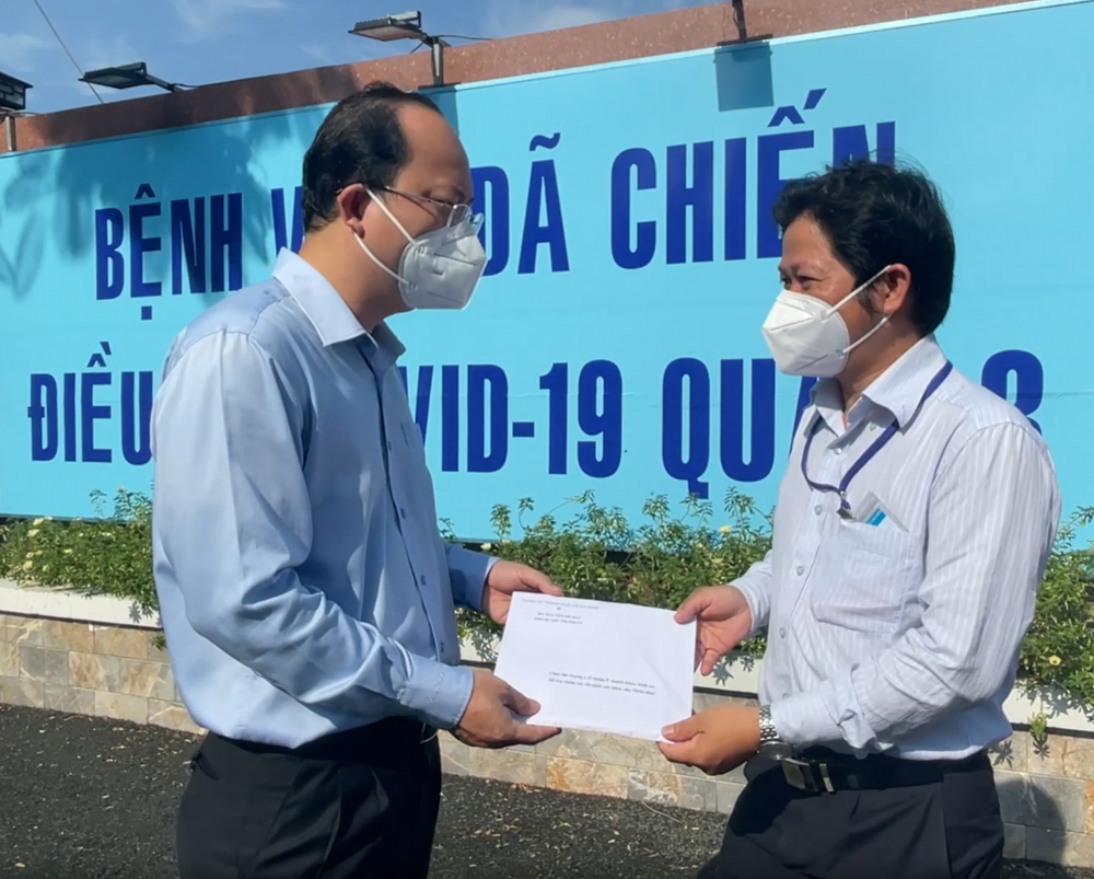 Ph&oacute; B&iacute; thư Th&agrave;nh ủy TPHCM Nguyễn Hồ Hải động vi&ecirc;n lực lượng l&agrave;m nhiệm vụ tại Bệnh viện d&atilde; chiến điều trị COVID-19 quận 8.