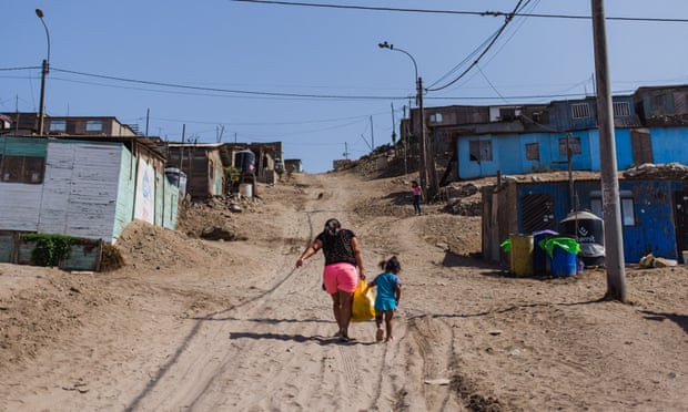 Khu ổ chuột gần Lima, nơi sinh sống của Nilda L&oacute;pez. Peru c&oacute; số người chết v&igrave; Covid t&iacute;nh theo đầu người cao nhất thế giới. Ảnh: Miguel Arre&aacute;tegui / Save the Children Pe