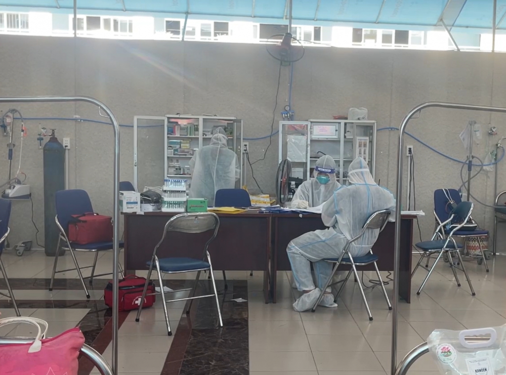 Trong bệnh viện đ&atilde; lắp 1 bồn oxy lỏng loại lớn đ&aacute;p ứng được 130 người cần tiếp oxy c&ugrave;ng l&uacute;c. Ngo&agrave;i ra, bệnh viện thiết lập hệ thống oxy lưu lượng cao đ&aacute;p ứng cho 20 giường bệnh.
