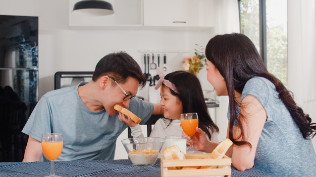 C&aacute;ch ly ch&iacute;nh l&agrave; l&uacute;c gần nhau, hiểu nhau v&agrave; thương nhau - Ảnh minh họa