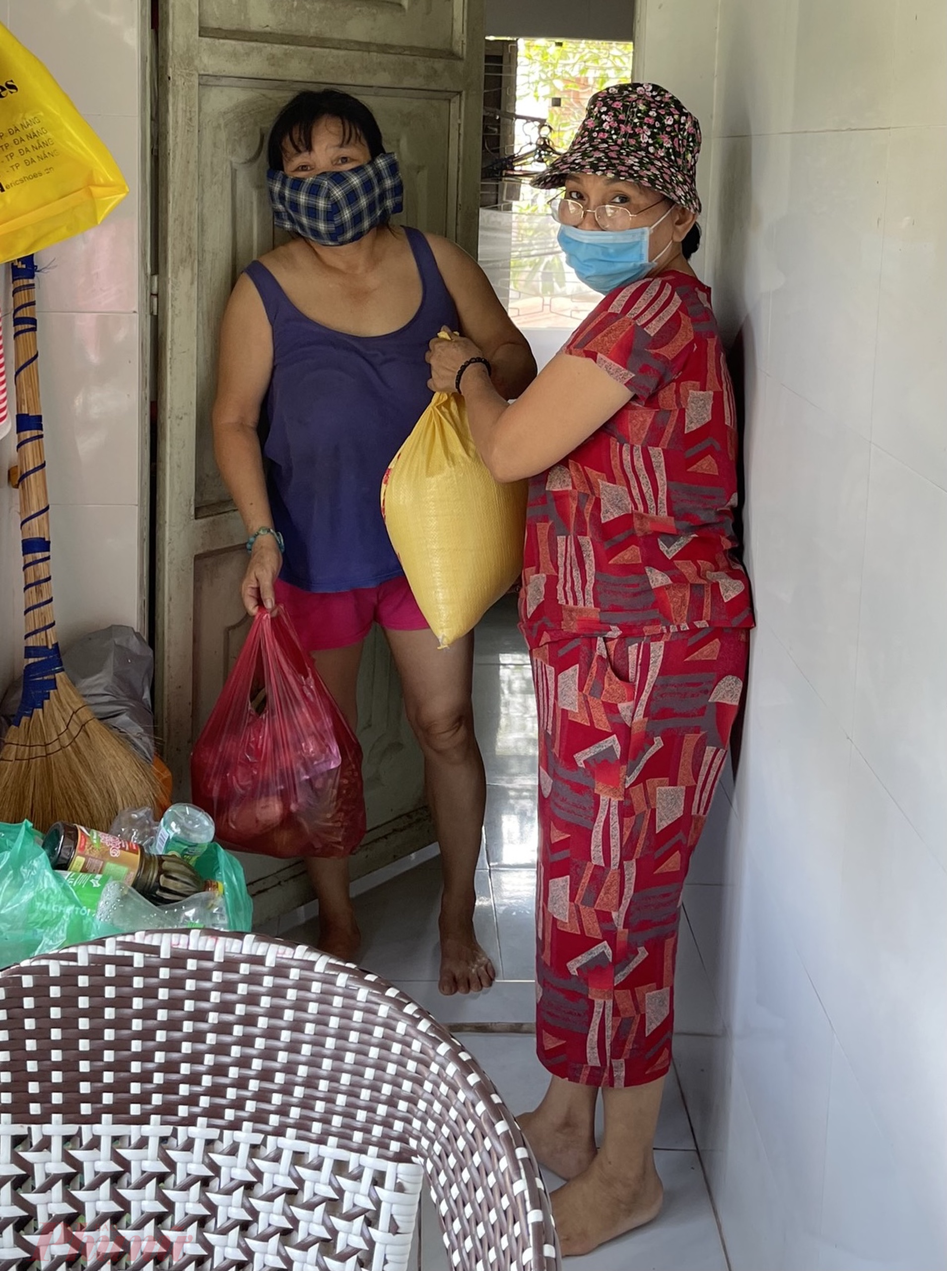 Đồng thời vận động sự đ&oacute;ng g&oacute;p của c&aacute;c mạnh thường qu&acirc;n hỗ trợ về nhu yếu phẩm cho người gặp kh&oacute; khăn