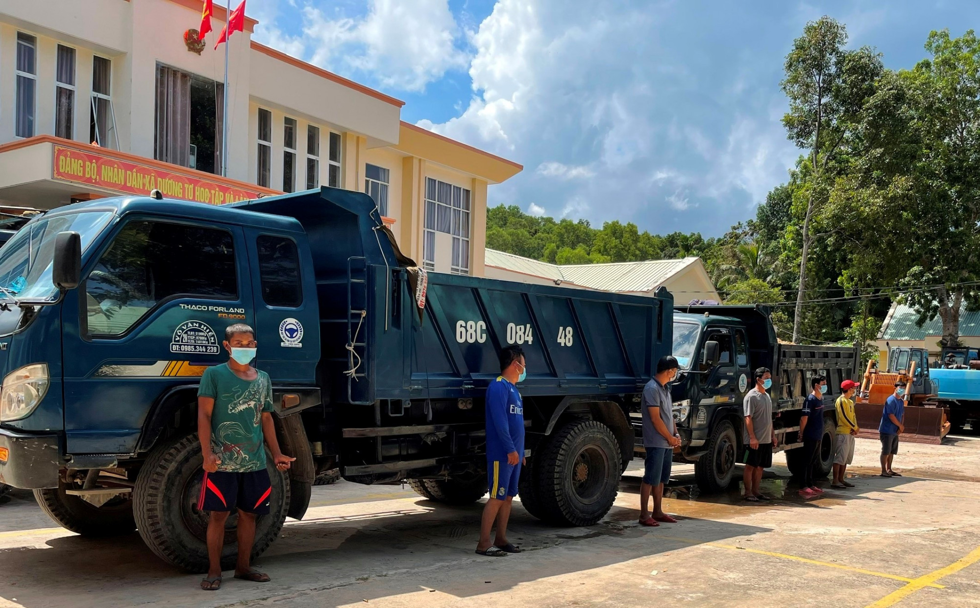 Nh&oacute;m người c&ugrave;ng phương tiện tang vật khai th&aacute;c kho&aacute;ng sản tr&aacute;i ph&eacute;p bị bắt giữ