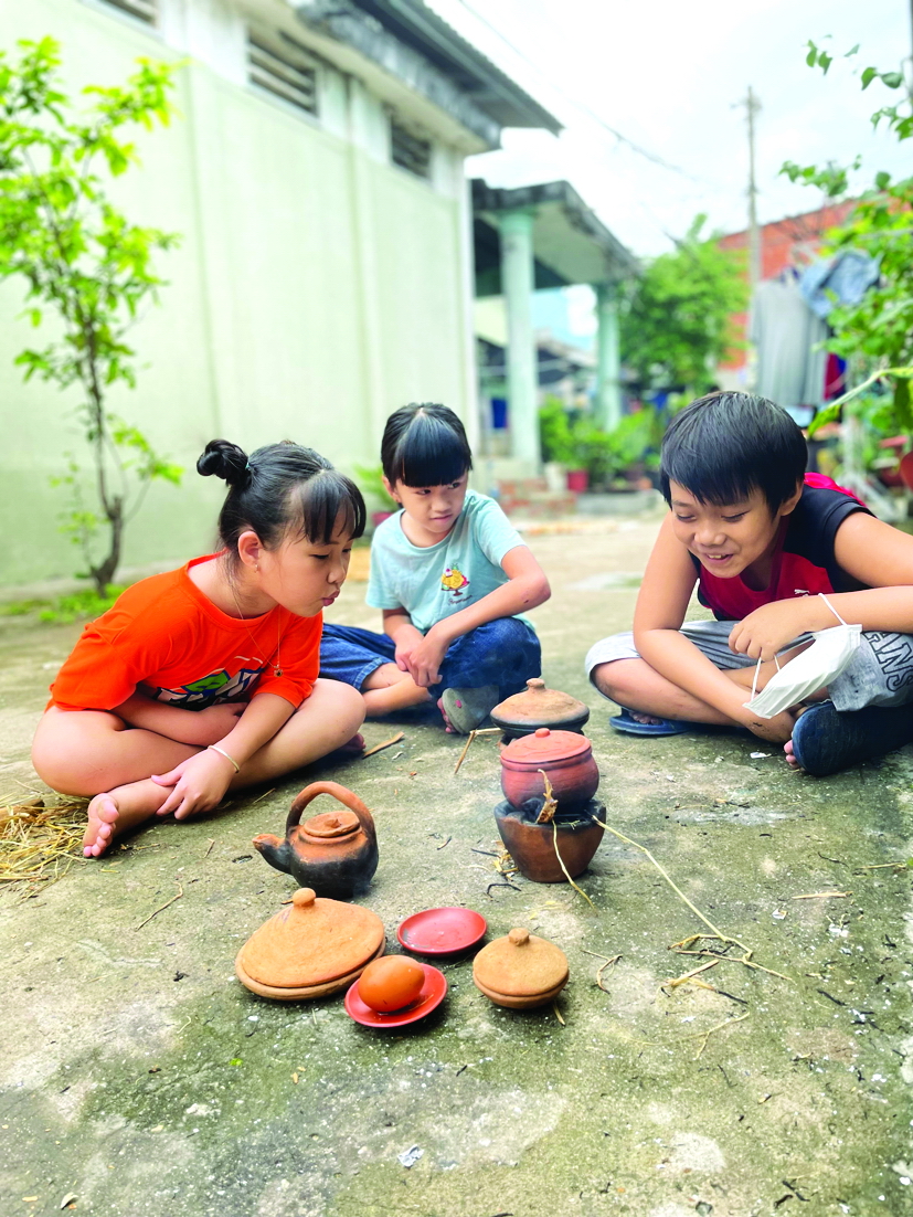 Sau bốn lần thử nghiệm, c&aacute;c con t&ocirc;i đ&atilde; biết tự nh&oacute;m lửa, nấu cơm, luộc trứng