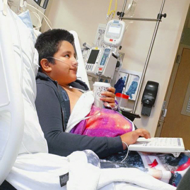  Francisco Rosales, 9 tuổi, trong ph&ograve;ng chăm s&oacute;c đặc biệt tại Trung t&acirc;m Y tế Trẻ em ở Dallas, Texas