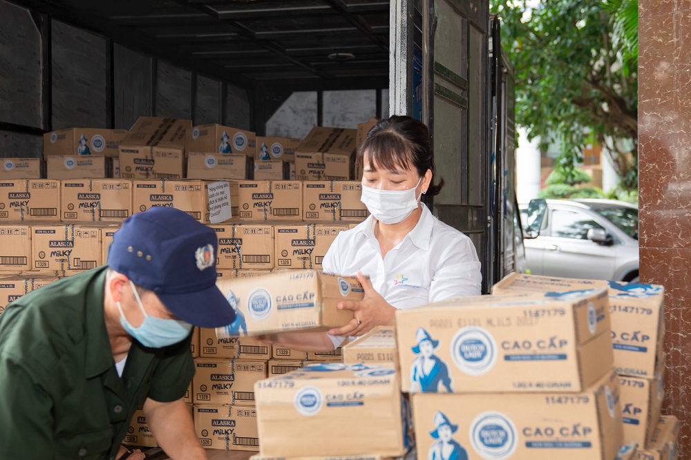 Những th&ugrave;ng sữa gửi trao đến c&aacute;c bệnh viện được nhanh ch&oacute;ng sắp xếp, ph&acirc;n chia để kịp ng&agrave;y c&aacute;c y, b&aacute;c sĩ ra qu&acirc;n l&ecirc;n đường v&agrave;o miền Nam - Ảnh: CGHL