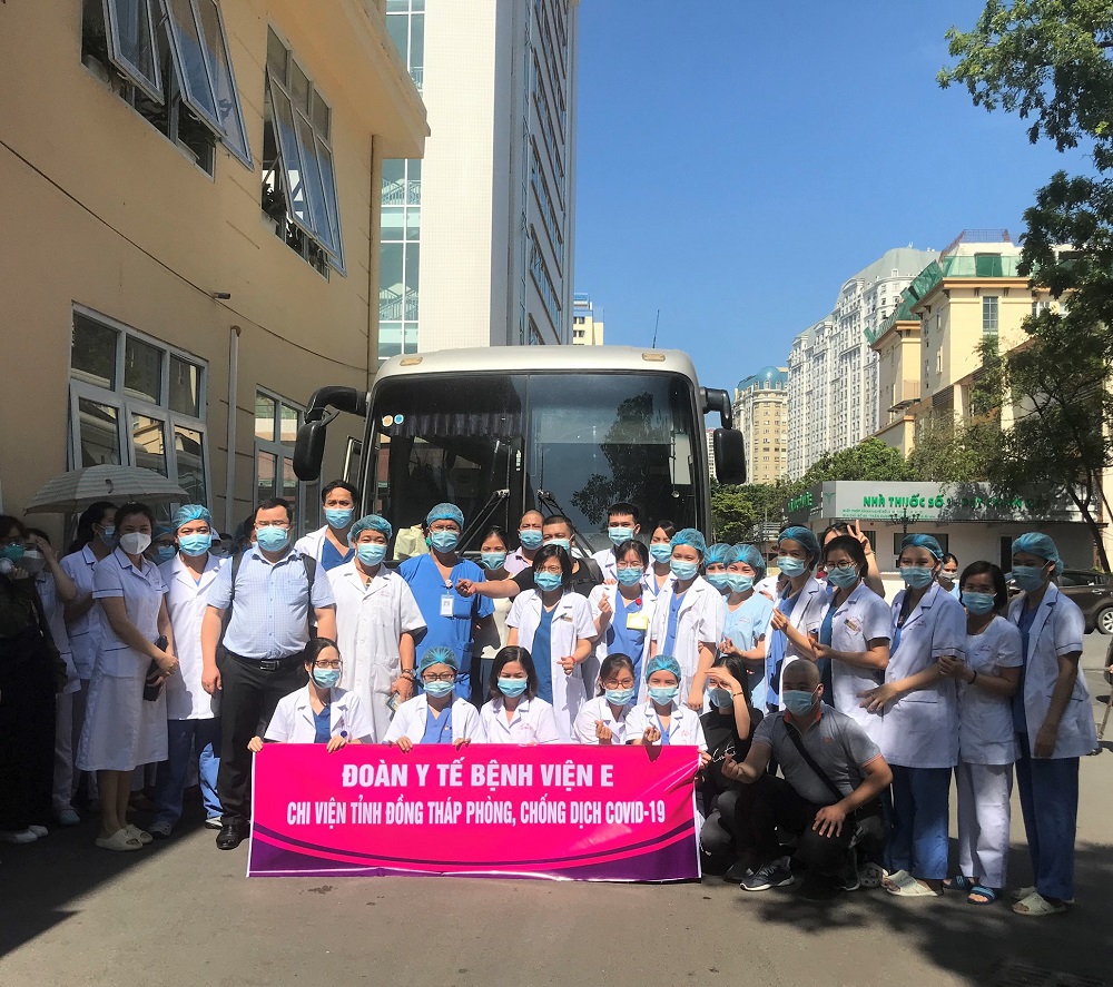 Đội ngũ y, b&aacute;c sĩ tại Bệnh viện E trước giờ l&ecirc;n đường hỗ trợ tỉnh Đồng Th&aacute;p ph&ograve;ng, chống dịch COVID-19 - Ảnh: CGHL