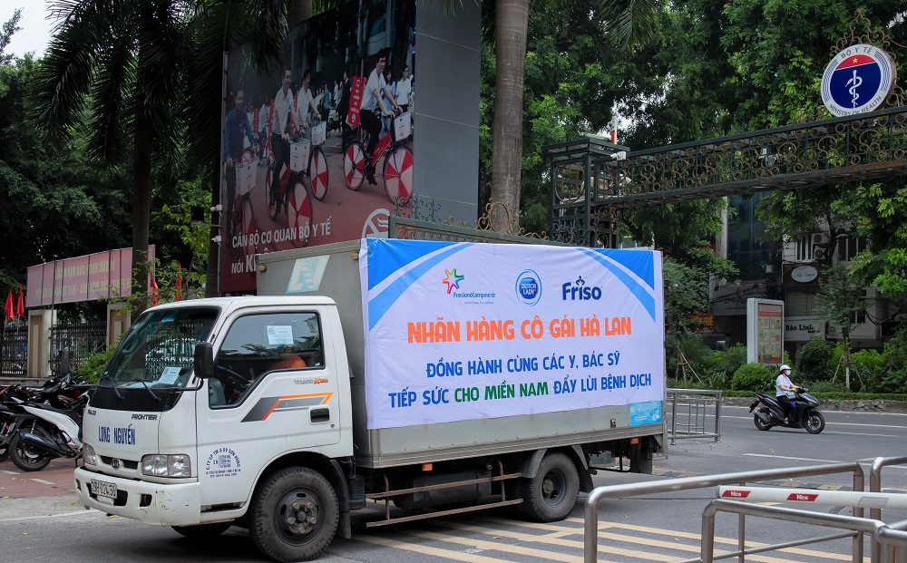 C&aacute;c chuyến xe chở những ly sữa nghĩa t&igrave;nh của C&ocirc; G&aacute;i H&agrave; Lan tiếp sức c&aacute;c y, b&aacute;c sĩ l&ecirc;n đường hỗ trợ c&aacute;c tỉnh, th&agrave;nh ph&iacute;a Nam chống dịch - Ảnh: CGHL
