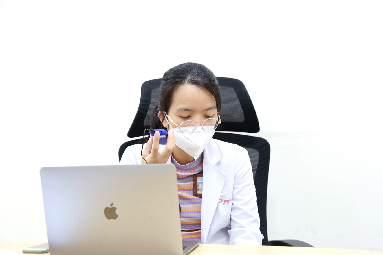 Nh&acirc;n vi&ecirc;n y tế tại Bệnh viện Chợ Rẫy đang tư vấn cho người d&acirc;n qua điện thoại