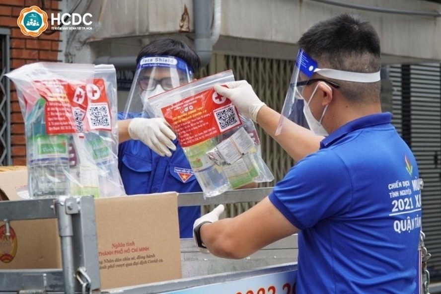 T&uacute;i thuốc an sinh cho F0 c&aacute;ch ly tại nh&agrave; tr&ecirc;n địa b&agrave;n phường 1, quận T&acirc;n B&igrave;nh (TPHCM). Ảnh: HCDC