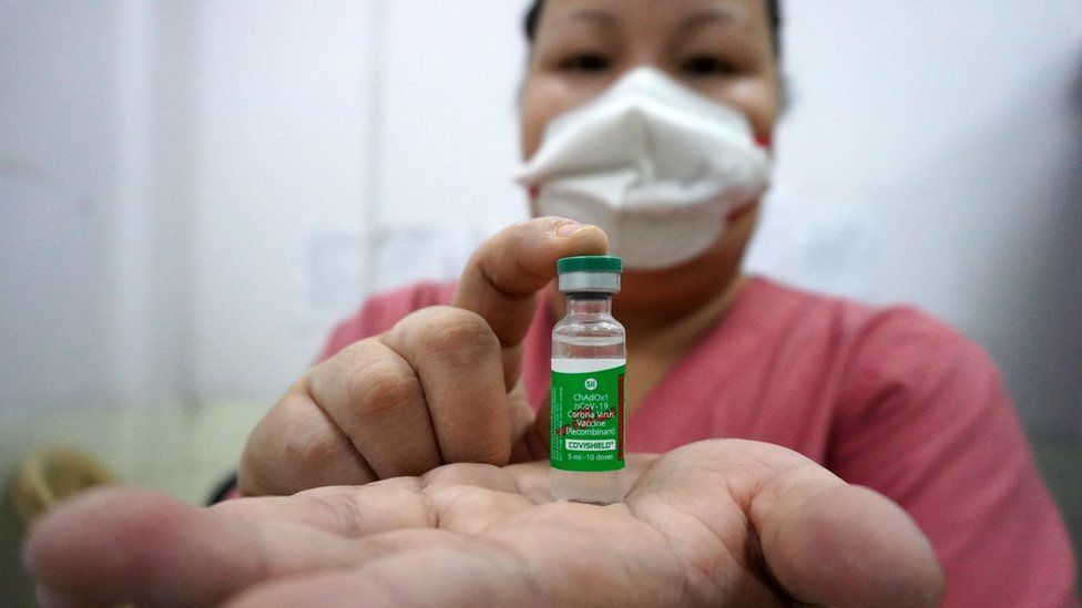 Lọ vắc xin Covishield trong một đợt ti&ecirc;m chủng, tại Trường Navyug, Mandir Marg, ở New Delhi, Ấn Độ
