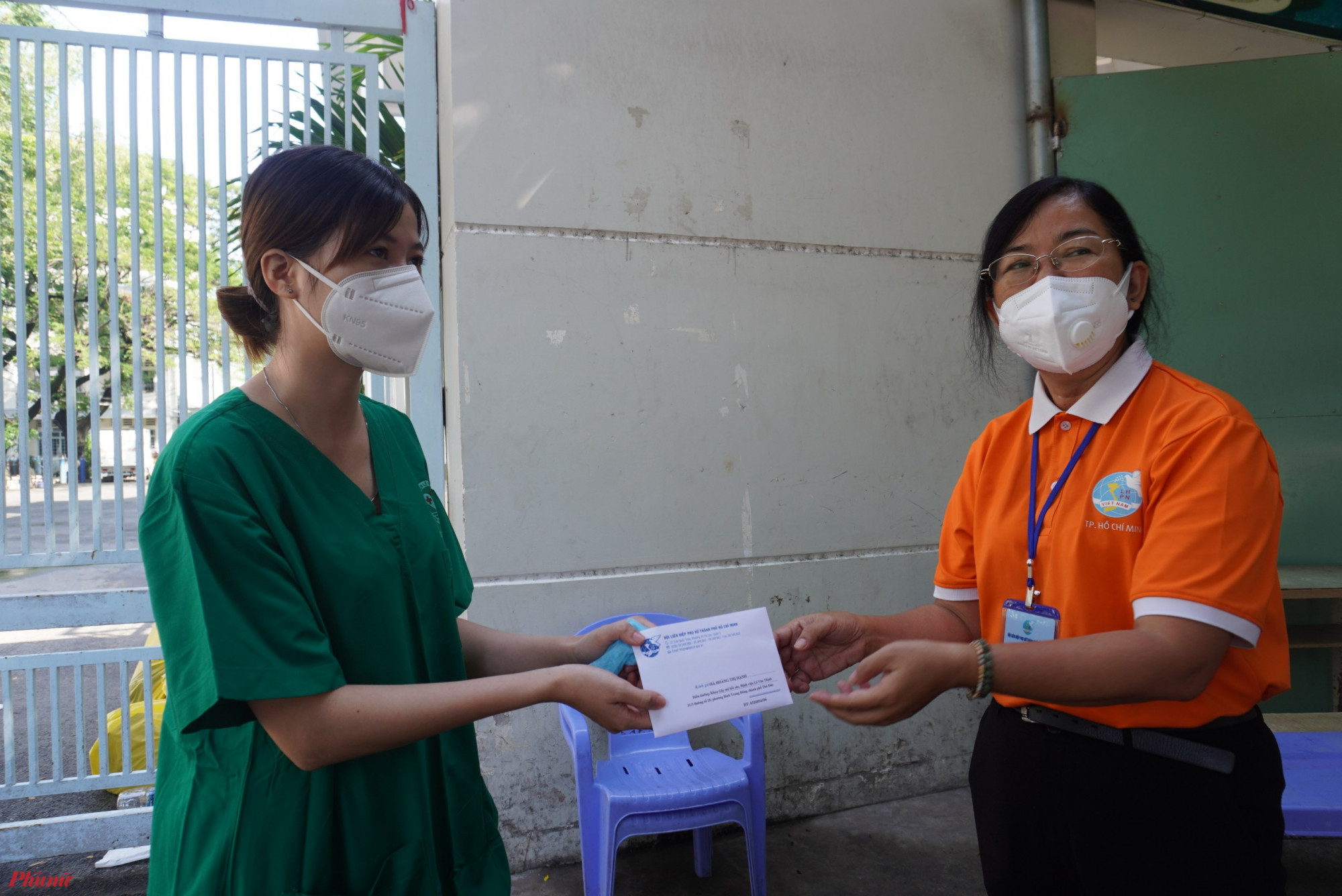 b&agrave; Đỗ Thị Ch&aacute;nh tặng qu&agrave; đến c&aacute;c nh&acirc;n vi&ecirc;n y tế tham gia c&ocirc;ng t&aacute;c ph&ograve;ng, chống dịch 