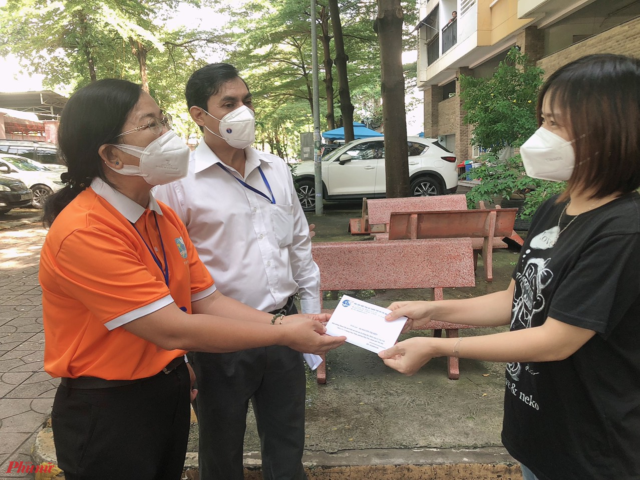 Những phần qu&agrave; tuy nhỏ nhưng thể hiện sự quan t&acirc;m, ghi nhận ghi nhận sự đ&oacute;ng g&oacute;p v&agrave; những hy sinh thầm lặng của đội ngũ nh&acirc;n vi&ecirc;n y tế trong c&ocirc;ng t&aacute;c ph&ograve;ng, chống dịch COVID-19