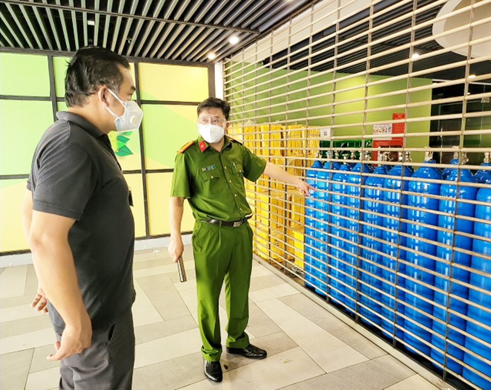C&aacute;n bộ PC07 C&ocirc;ng an TP.HCM kiểm tra an to&agrave;n ph&ograve;ng ch&aacute;y, chữa ch&aacute;y tại Bệnh viện D&atilde; chiến số 5 (Q.5)