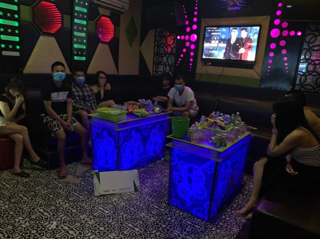 Bất chấp dịch COVID-19, 4 thanh ni&ecirc;n vẫn đi h&aacute;t karaoke c&oacute; nữ nh&acirc;n vi&ecirc;n phục vụ