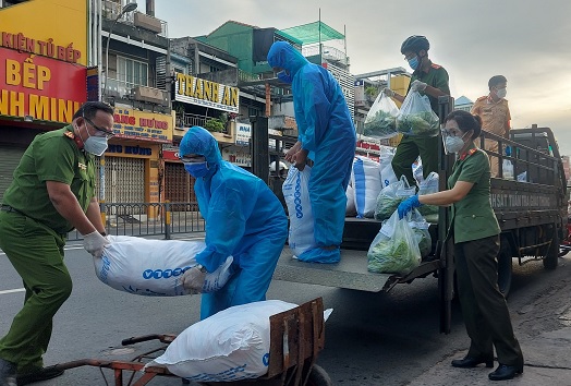 C&ocirc;ng an quận 3, TPHCM vận chuyển thực phẩm hỗ trợ người d&acirc;n gặp kh&oacute; khăn tr&ecirc;n địa b&agrave;n.