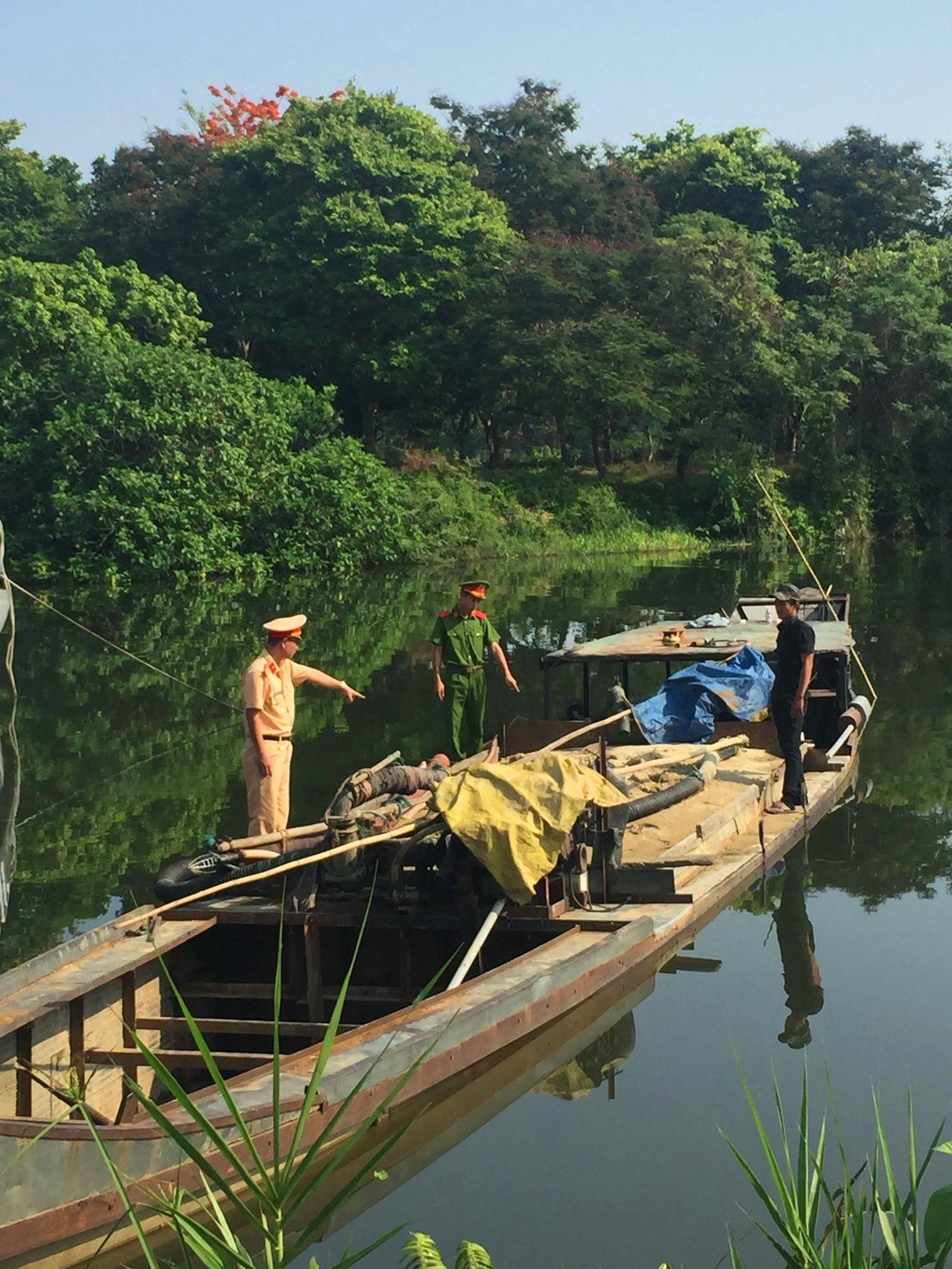 M&ocirc;t thuyền khai th&aacute;c c&aacute;t lậu ở khu vực b&atilde;i bồi Lương Qu&aacute;n TP Huế bị c&ocirc;ng an lập bi&ecirc;n bản bắt giữ