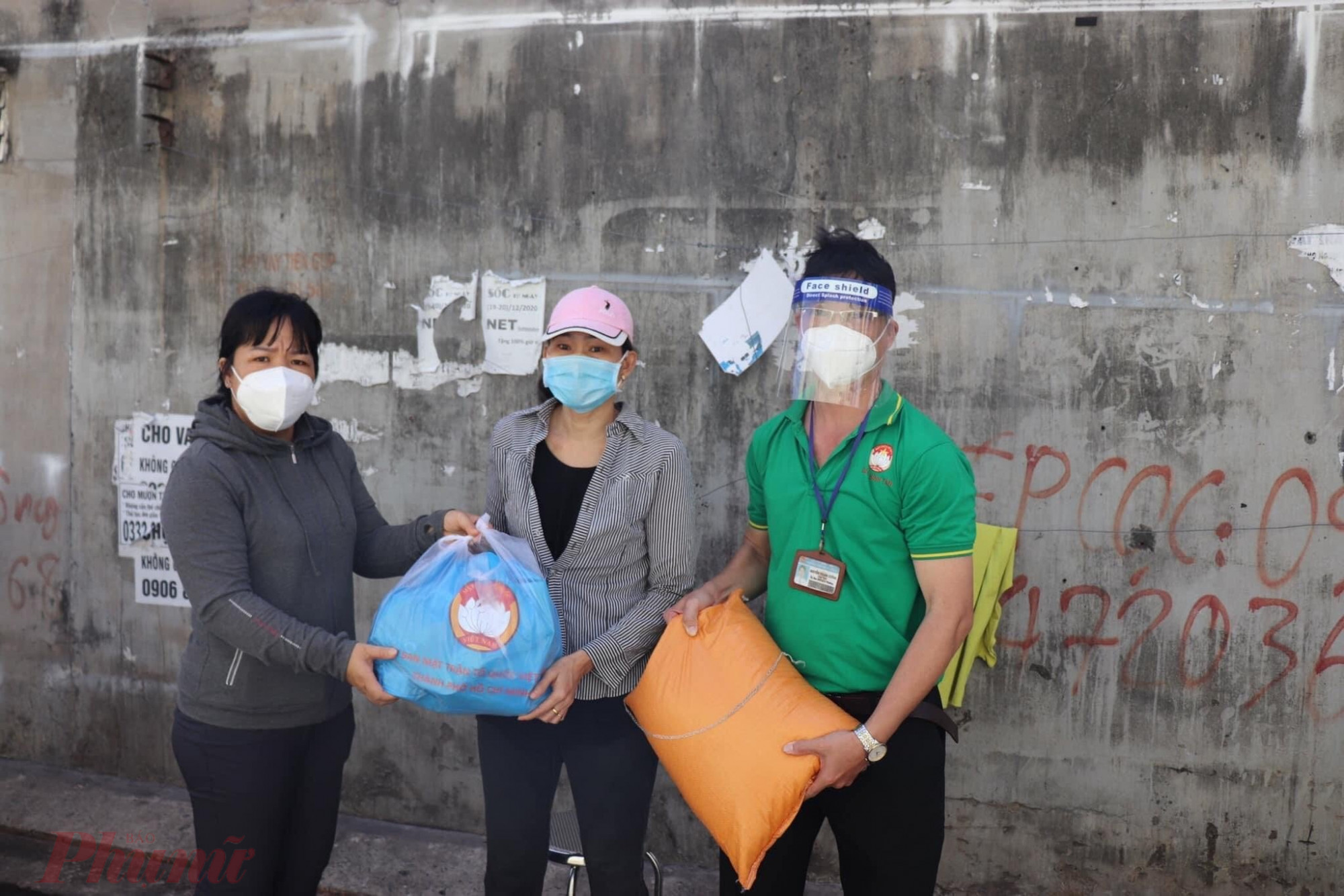 C&ugrave;ng với việc vận động giảm tiền thu&ecirc; trọ, quận B&igrave;nh T&acirc;n c&ograve;n tổ chức nhiều chương tr&igrave;nh chăm lo cho người d&acirc;n kh&oacute; khăn.