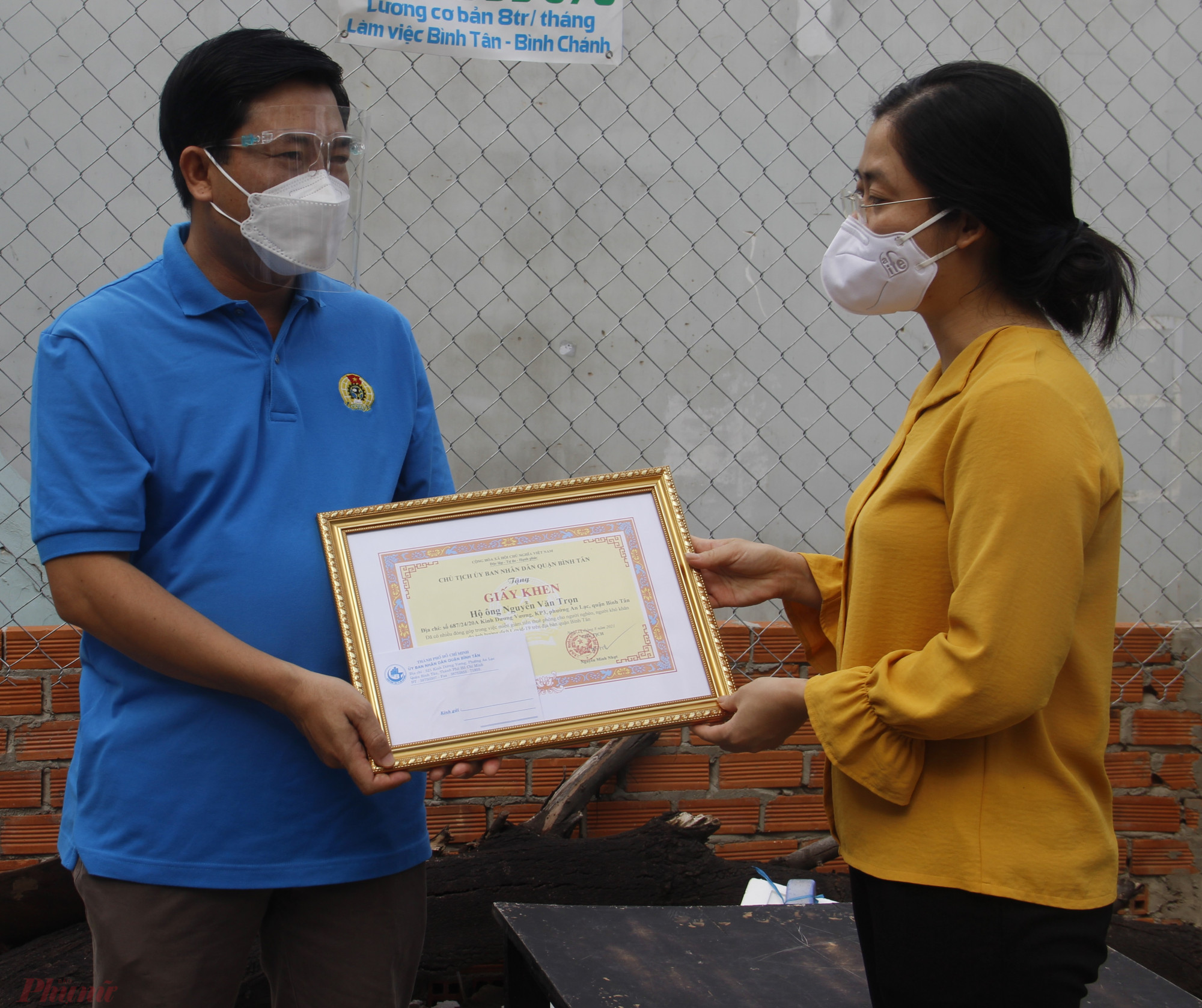B&agrave; L&ecirc; Thị Ngọc Dung tặng giấy khen của quận B&igrave;nh T&acirc;n cho &ocirc;ng Nguyễn Văn Trọn.