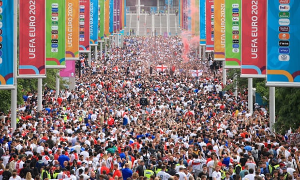 Người h&acirc;m mộ tr&ecirc;n Wembley Way trước trận chung kết Euro 2020 v&agrave;o th&aacute;ng Bả