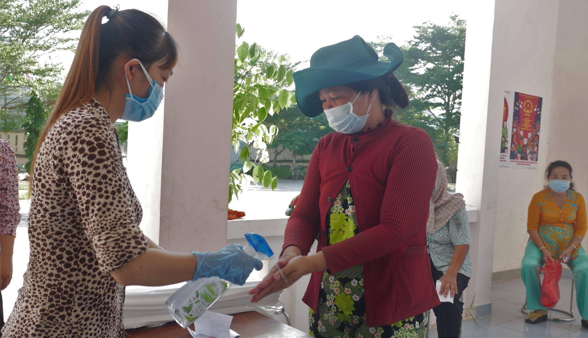 Trước khi v&agrave;o mua h&agrave;ng, người d&acirc;n được thực hiện c&aacute;c bước rửa tay s&aacute;t khuẩn