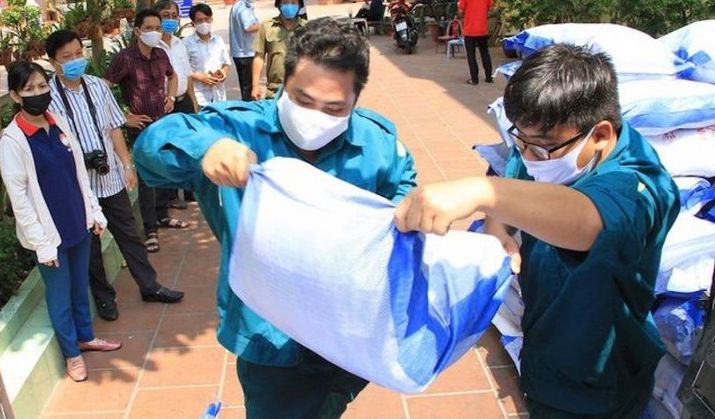 Hơn 130.000 tấn gạo được cấp kh&ocirc;ng thu tiền cho 24 tỉnh, th&agrave;nh phố hỗ trợ người d&acirc;n kh&oacute; khăn do dịch COVID-19
