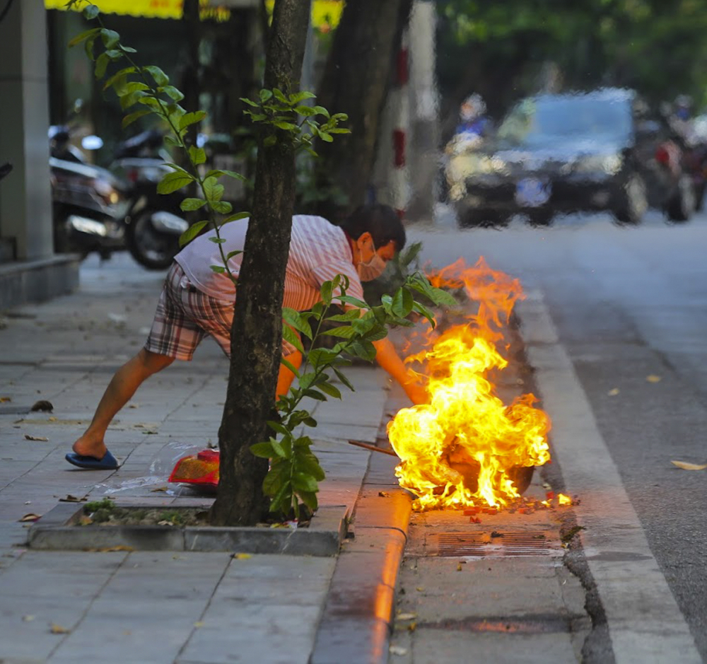 Ghi nhận của PV ,v&agrave;o ng&agrave;y Rằm th&aacute;ng 7, mặc d&ugrave; H&agrave; Nội đang trong thời gian gi&atilde;n c&aacute;ch x&atilde; hội tuy nhi&ecirc;n tại dọc c&aacute;c con phố cổ H&agrave; Nội, vỉa h&egrave; v&agrave; l&ograve;ng đường đ&atilde; được nhiều gia đ&igrave;nh tận dụng để đốt v&agrave;ng m&atilde;.